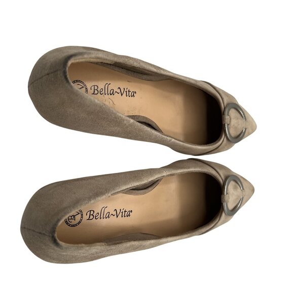 Bella Vita Womens 8 WW Taupe Suede Leather Kitten Heel Pumps Buckle Minimalist - Picture 7 of 12